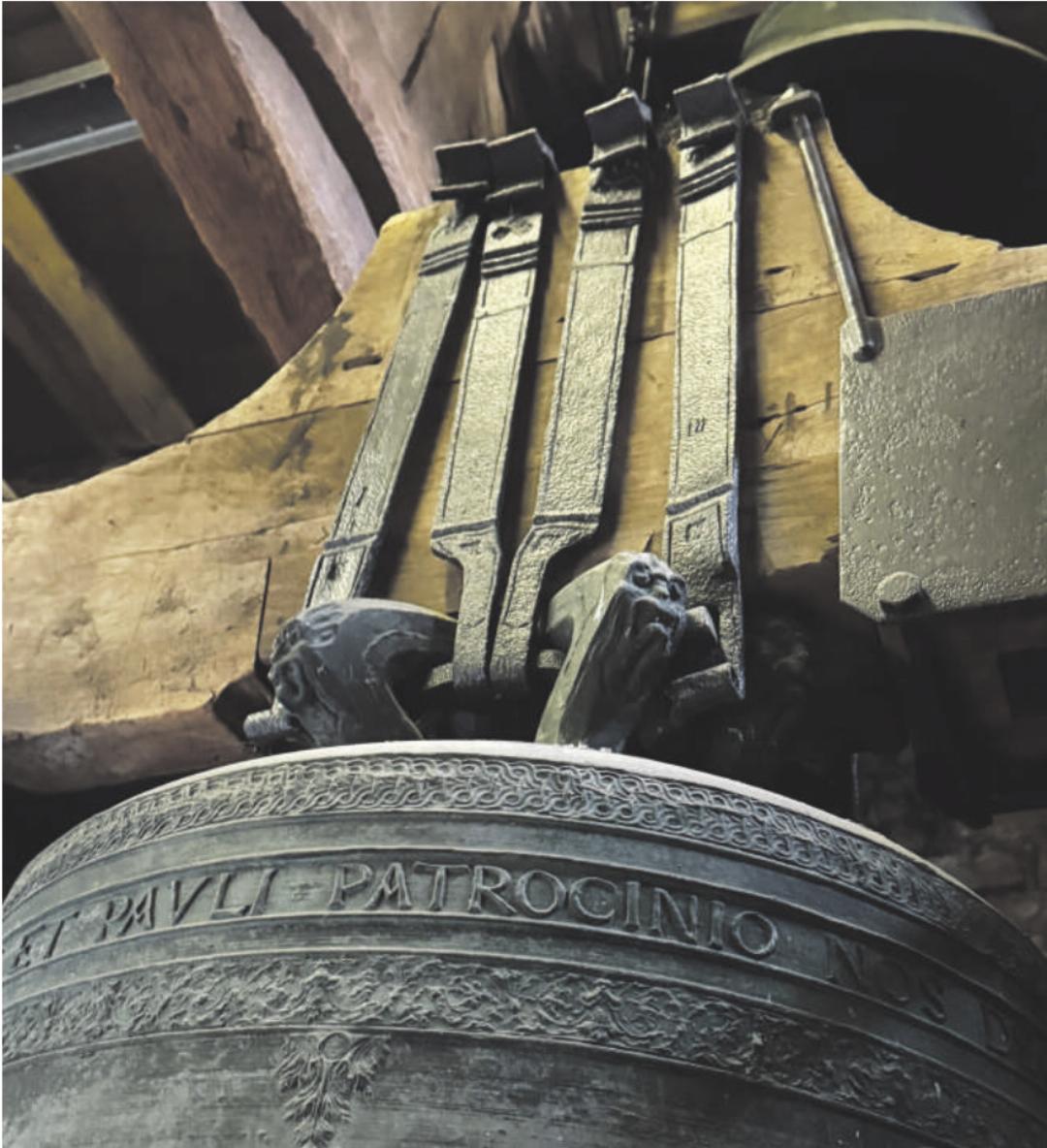 An der Glocke und ihrer Aufhängevorrichtung gibt es viele Details zu entdecken. An der Glocke und ihrer Aufhängevorrichtung gibt es viele Details zu entdecken.