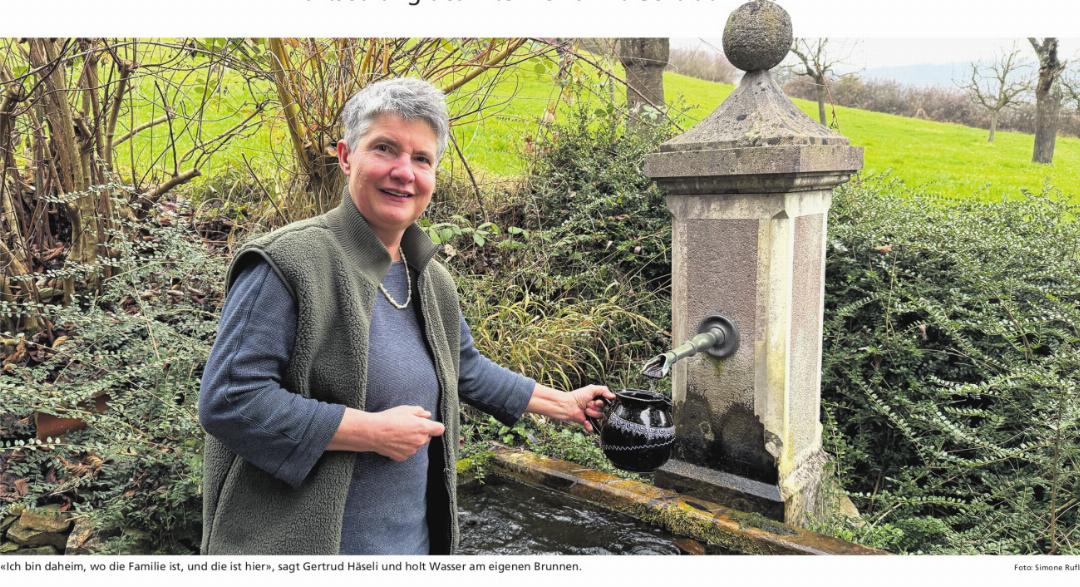 «Ich bin daheim, wo die Familie ist, und die ist hier», sagt Gertrud Häseli und holt Wasser am eigenen Brunnen. Foto: Simone Rufli «Ich bin daheim, wo die Familie ist, und die ist hier», sagt Gertrud Häseli und holt Wasser am eigenen Brunnen. Foto: Simone Rufli