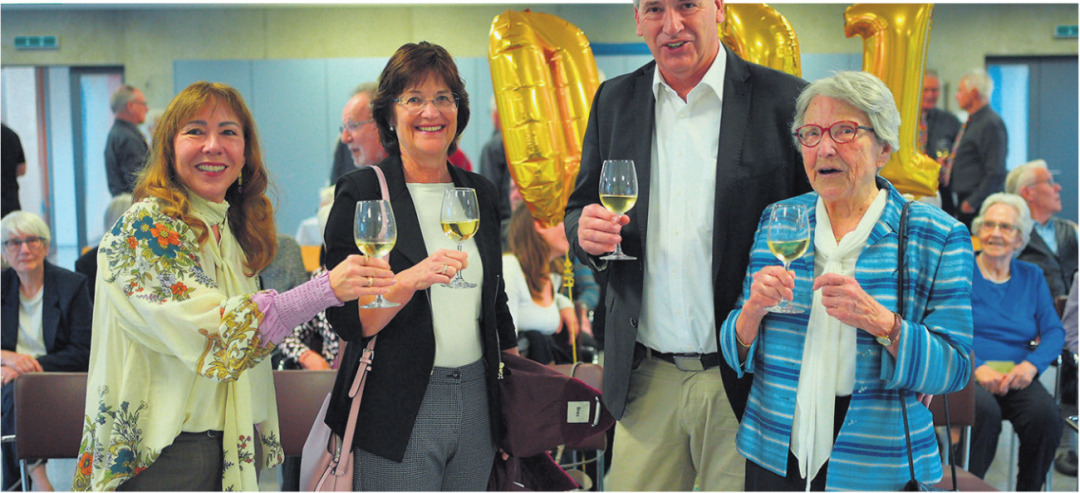 Von links: Doris Becker (Tochter von Dorli Suter), Cécile und Daniel Suter stossen mit der Jubilarin Dorli Suter auf ihren 100. Geburtstag an. Fotos: zVg Von links: Doris Becker (Tochter von Dorli Suter), Cécile und Daniel Suter stossen mit der Jubilarin Dorli Suter auf ihren 100. Geburtstag an. Fotos: zVg
