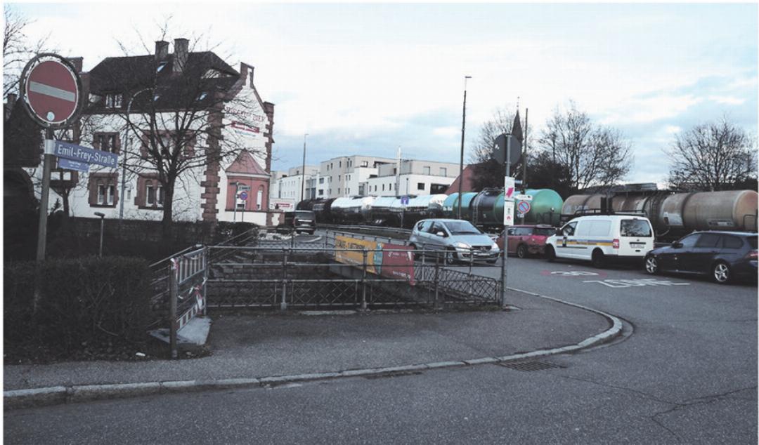 Über die Brücke führen Gleise und die Güterstrasse. Über die Brücke führen Gleise und die Güterstrasse.