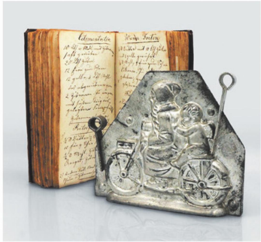 Rezeptbuch des Rheinfelder Zuckerbäckers Franz Peter Sprenger (1810- 1890) und Schokoladenform eines Weihnachtsmannes und Putto auf Motorrad aus der Confiserie Berner. Foto: Fricktaler Museum Rezeptbuch des Rheinfelder Zuckerbäckers Franz Peter Sprenger (1810- 1890) und Schokoladenform eines Weihnachtsmannes und Putto auf Motorrad aus der Confiserie Berner. Foto: Fricktaler Museum