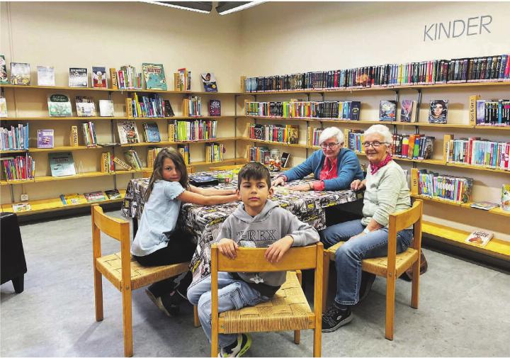 Helga Kunsemüller (hinten links) und Monika Marbot mit Lorraine und Sergiu. Foto: Andrea Worthmann