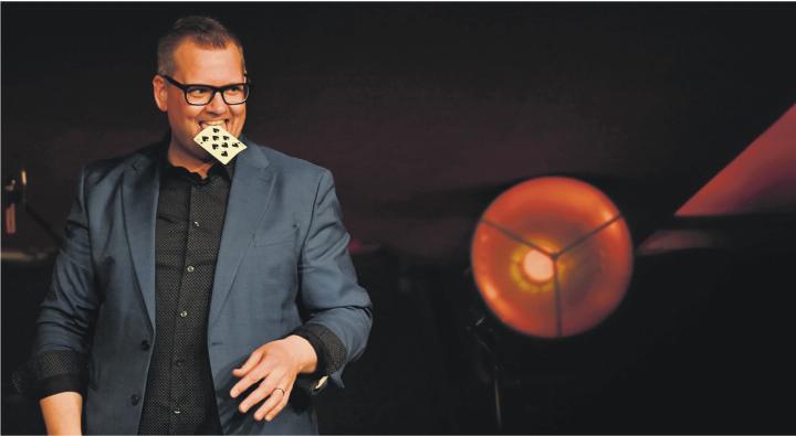 Matthias Rauch, deutscher Meister der Zauberkunst, kam mit seiner Magie auch in Zuzgen gut an. Foto: Marcella Criscione