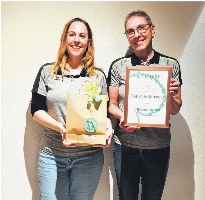 Präsidentin Conny Mathis (links) mit Astrid Schlienger-Küng, neues Ehrenmitglied. Foto: zVg