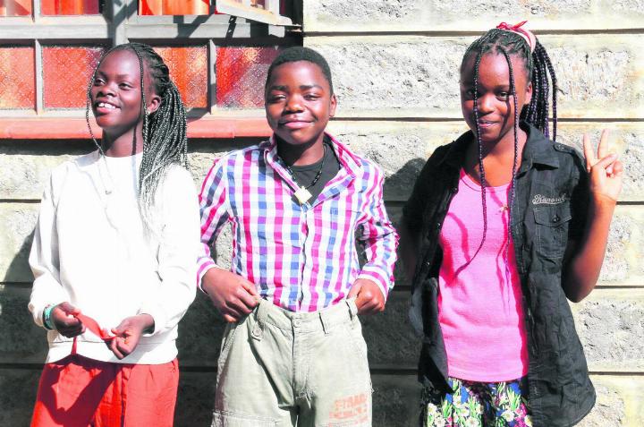 Faith Adhiambo (von links), Allan Mtamba und Virginiah Liyayi Liluka sind gerne im Kinderheim in Ngong. Foto: Hans Zemp