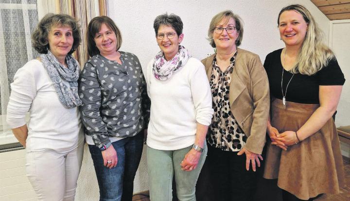 Der neue Vorstand und die abtretende Präsidentin: Sabine Rüede (von links), Yvette Dünner, Susi Steinacher, Emilie Hug und Corinna Rüede. Foto: Bernadette Zaniolo