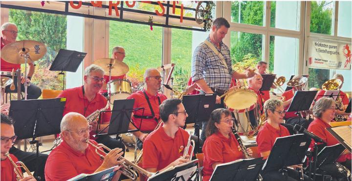 Nationalrat Christoph Riner als Tambour zusammen mit der «MG Hornussen» beim Startkonzert. Foto: zVg Nationalrat Christoph Riner als Tambour zusammen mit der «MG Hornussen» beim Startkonzert. Foto: zVg
