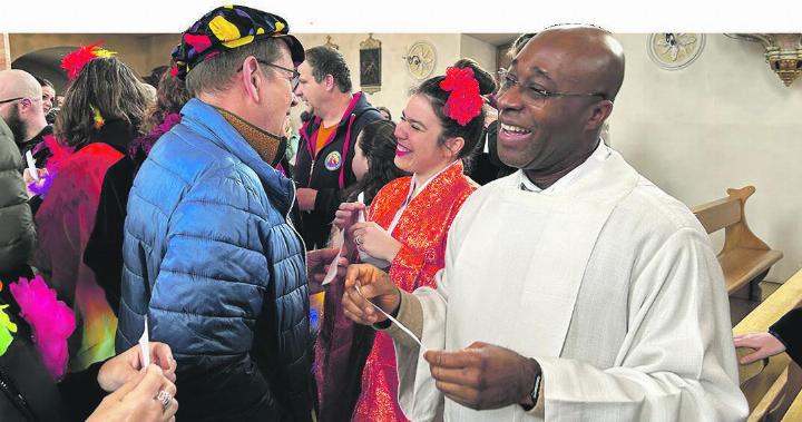 Ökumenischer Fasnachtsgottesdienst mit fröhlichen Gesichtern. Foto: zVg