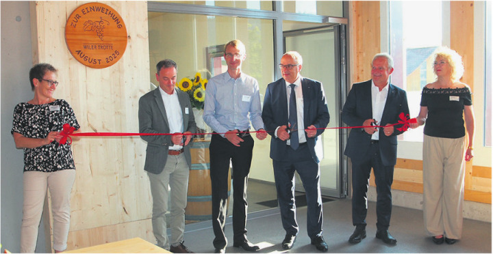 Banddurchschneidung mit Regierungsrat Markus Dieth (dritter von rechts).