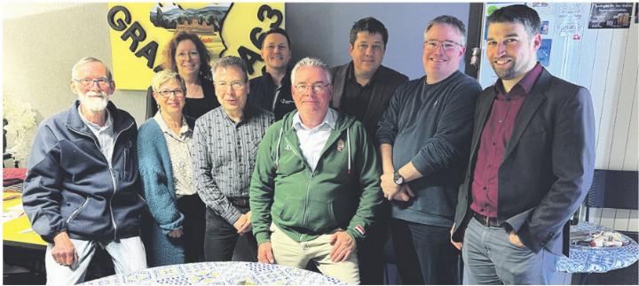 Roland Härri (von links), Vreni Grenacher, Gemeinderätin Alexandra Leimgruber-Jud, Ortsparteipräsident Robert Weniger, Michael Tscheulin, Alex Meier, Andreas Tscheulin, Adrian Speckert und Grossrat Emanuel Suter. Foto: zVg