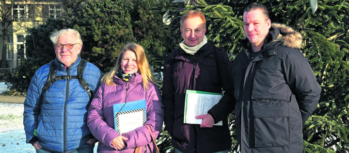 Die Parteien haben viele Unterschriften gesammelt: Jean Frey, Gemeinderat SVP (von links), Alexandra Robert, Präsidentin Grünliberale, Rolf Baumgartner, Präsident FDP, und Manuel Ackermann, Präsident SVP. Foto: zVg