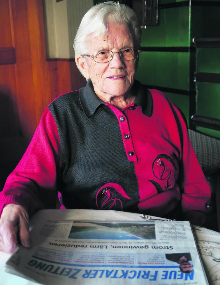 Berti Schraner liest regelmässig die Zeitung und Bücher und jasst gerne. Foto: zVg