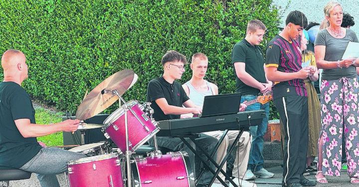 Die Schüler-Band unter der Leitung von Musiklehrer Dio Müller. Foto: zVg