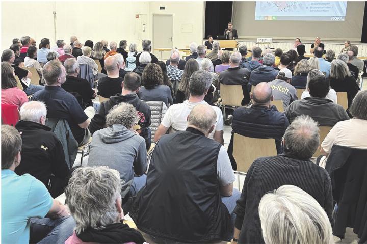 Grossaufmarsch: Die Informationsveranstaltung zum Entwicklungsrichtplan Mitteldorf interessierte 150 Leute. Foto: Janine Tschopp
