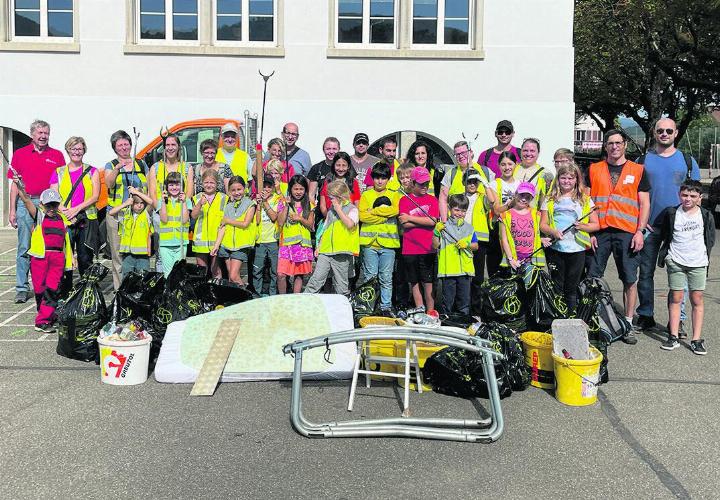 Die Schüler und Eltern mit dem eingesammelten Abfall. Foto: zVg