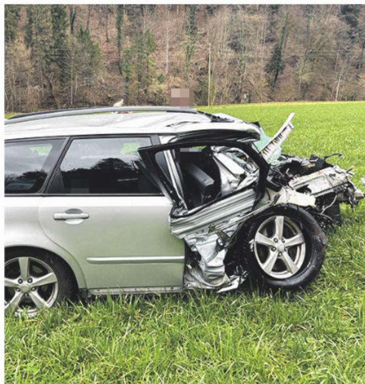 Eine Ambulanz brachte den verletzten Lenker ins Spital. Foto: zVg
