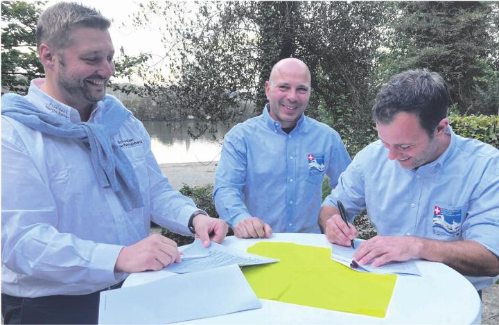 Da hatte alles angefangen: Verbandspräsident Martin Seiler (von links), Pascal Sacher (WFV Ryburg-Möhlin) und Christian Herzog (Rhein-Club Rheinfelden) unterschreiben im September 2024 den Vertrag fürs Eidgenössische. Foto: Archiv NFZ