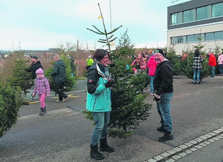 War das ein Fest: die Weihnachtsbaumausgabe in Schupfart als Happening. Foto: zVg