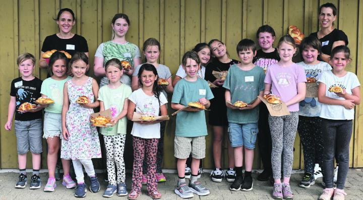 Die 15 Kinder mit den beiden Leiterinnen Nicole Obrist (hinten links) und Fränzi Kalt (hinten rechts). Fotos: Ludwig Dünner
