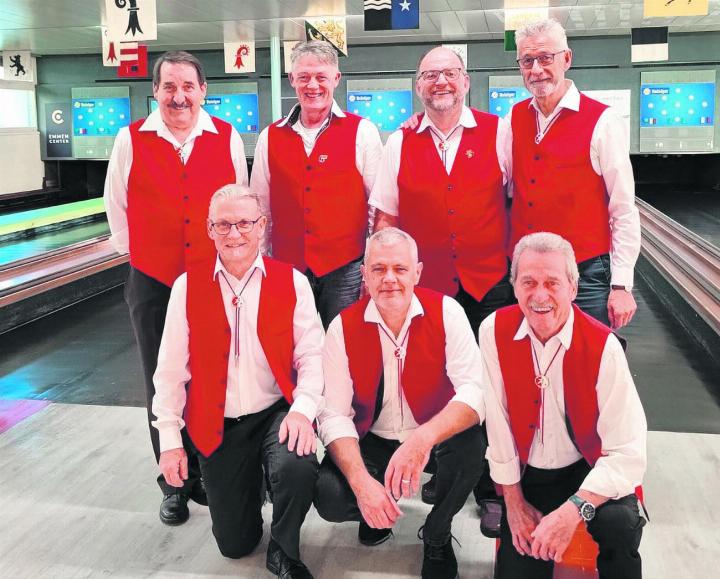 Bronzegewinner Rot-Weiss 1 aus Möhlin: Ueli Reber (hinten, von links), Mario Aenishänslin, Stefan Kocsis, Hans-Rudolf Kiener; Nik Wendelspiess (kniend), Rolf Herzog, Bruno Bordignon. Foto: zVg