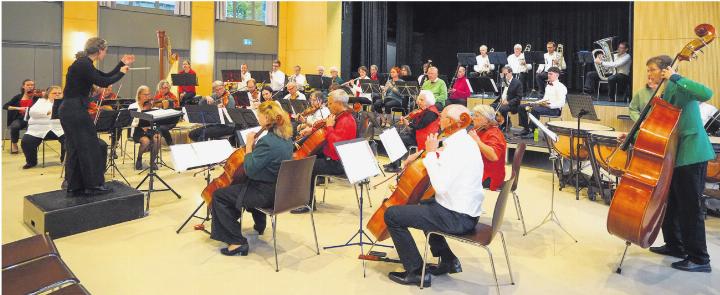 Die Dirigentin Clara Kost führt das Orchester stets mit klarer Zeichengebung und gibt so Orientierung auch bei heiklen Tempowechseln und Einsätzen. Foto: Edi Strub