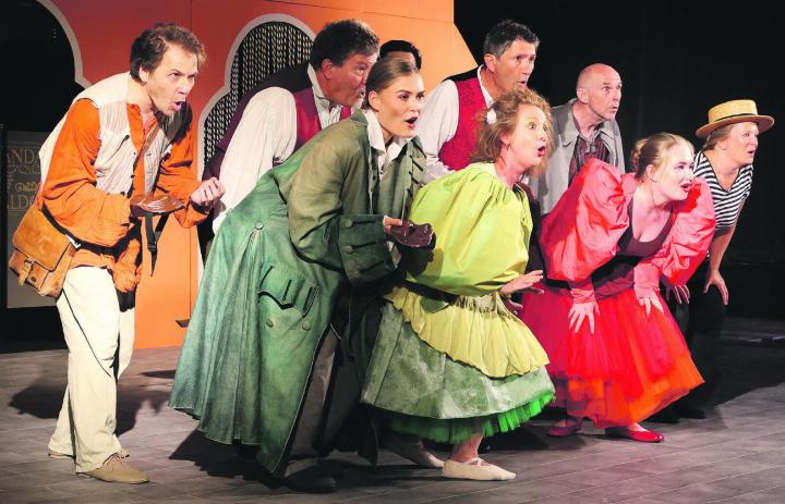Das Ensemble des Lehrertheaters Möhlin zu Beginn des Stücks. Foto: Janine Tschopp
