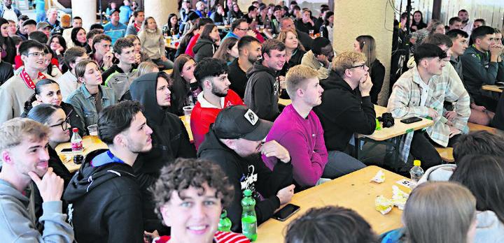 Nach dem Volleyball gab es Fussball am TV: Sommernachtsfest in Wegenstetten. Foto: zVg