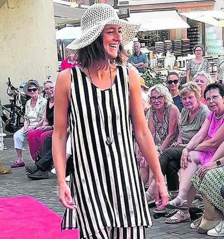 Die Models führten die Kleider mit viel Charme vor.