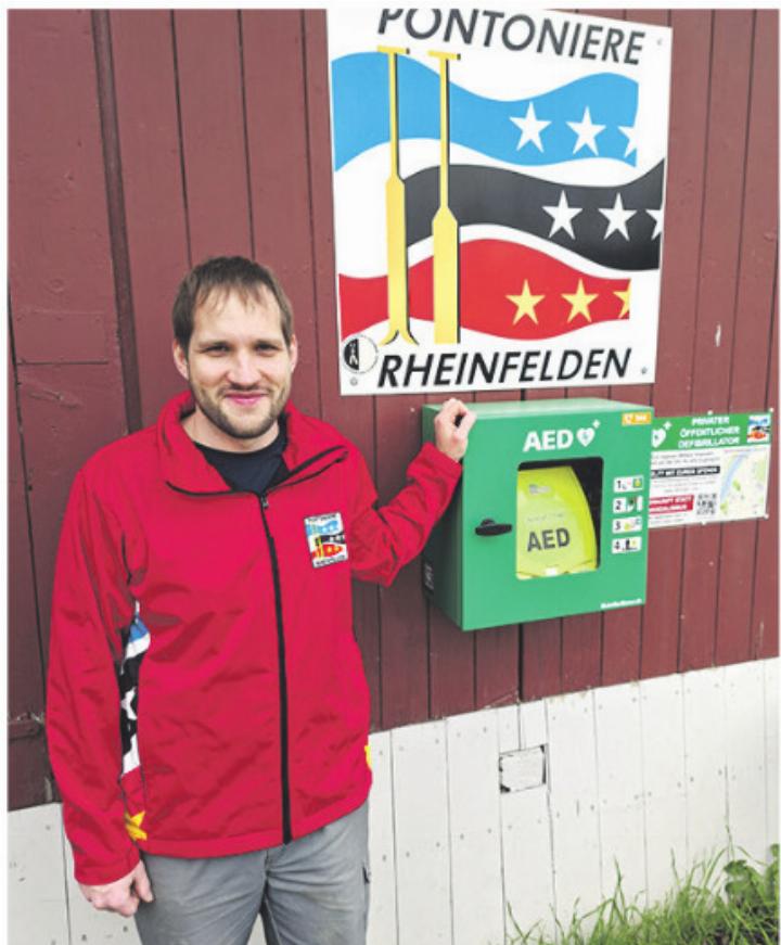 Vereinspräsident Christian Schneider mit dem Defibrillator vor dem Vereinshaus. Foto: Roman Ackeret Vereinspräsident Christian Schneider mit dem Defibrillator vor dem Vereinshaus. Foto: Roman Ackeret