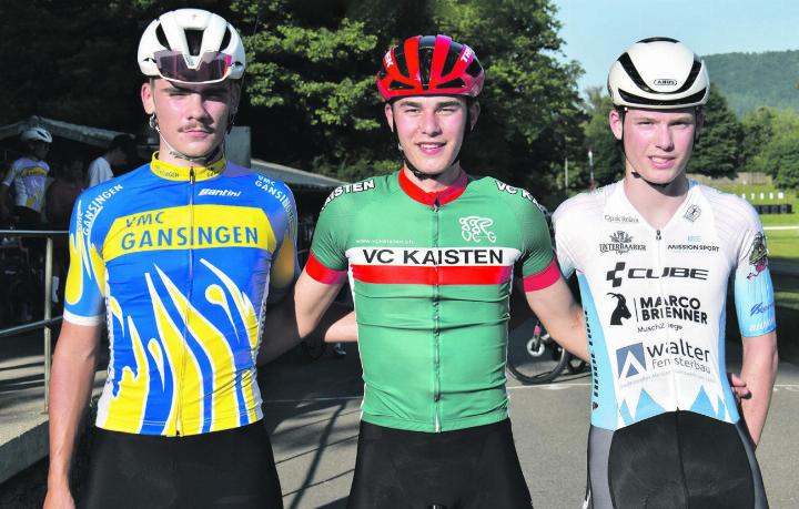 Das Nachwuchsrennen wurde von den Fricktalern dominiert: Lars Emmenegger, Kaisten (Mitte), gewann vor Max Priemer, Gansingen (links), und Louis Munk, Sulz. Foto: Neli Widmer