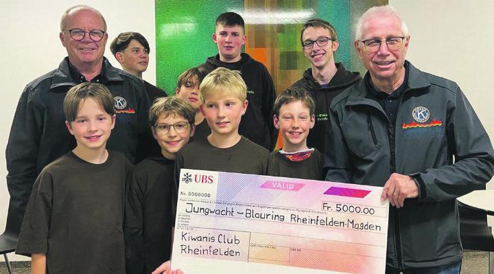 Eine grosszügige Spende: Kiwanis überweist der Jubla 5000 Franken. Foto: zVg