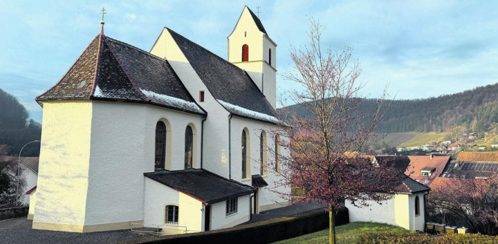 Lange war sie verhüllt, jetzt zeigt sich die Hornusser Pfarrkirche wieder in ihrer ganzen Pracht. Foto: Simone Rufli