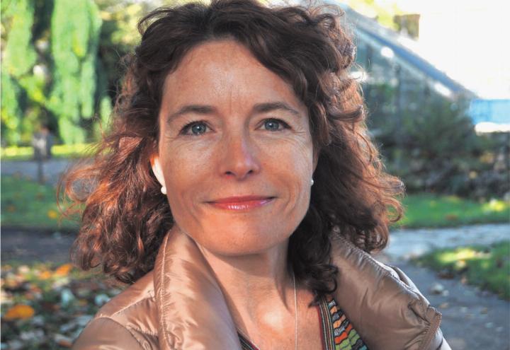 Ethnologin Lucy Koechlin diskutiert mit Ueli Mäder. Foto: zVg