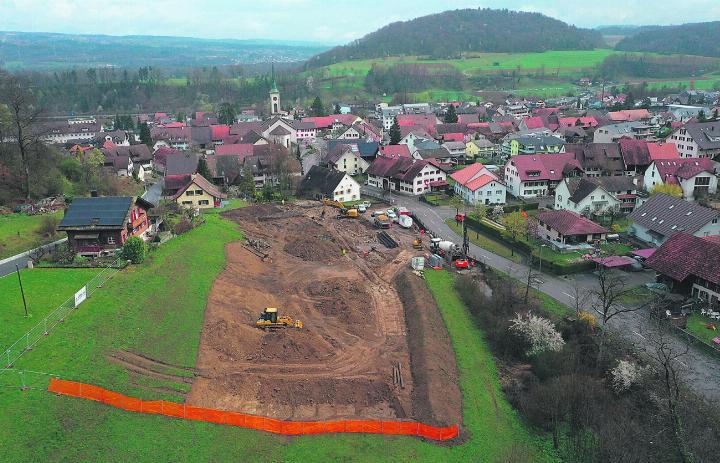 Bauaushub 2022 in Eiken. Im Vordergrund befindet sich die Fundstelle an leicht erhöhter Lage. Foto: zVg von der Kantonsarchäologie