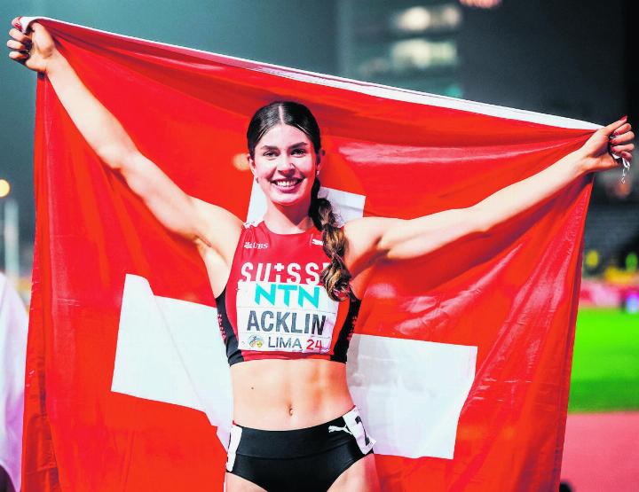 Grosse Freude: Die Fricktalerin Lucia Acklin erkämpft sich an der U20-WM in Lima die Silbermedaille im Siebenkampf. Foto: zVg Swiss Athletics