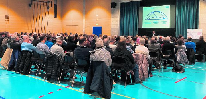 Vertreter von Naturschutzvereinen, Grossrätinnen und Grossräte, Behördenvertreter aus Wallbach, Zeiningen, Möhlin und Rheinfelden sowie Privatpersonen: Der Infoanlass der Schweizer Salinen in Wallbach stiess auf Interesse. Foto: Ronny Wittenwiler