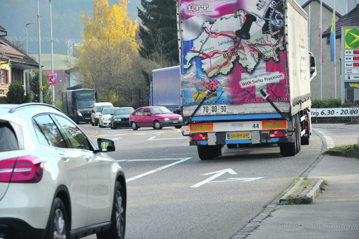 Stark befahrene Strasse durch Herznach. Foto: Archiv bz