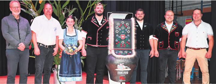 Gemeindeammann Markus Fäs (von links), Reto Schmid (Präsident SK Muttenz), Ehrendame (Schwester von Sascha Streich), Sascha Streich, Sämi Schmid, Luis Hasler und Thomas Stocker (Präsident SK Fricktal). Foto: Ludwig Dünner
