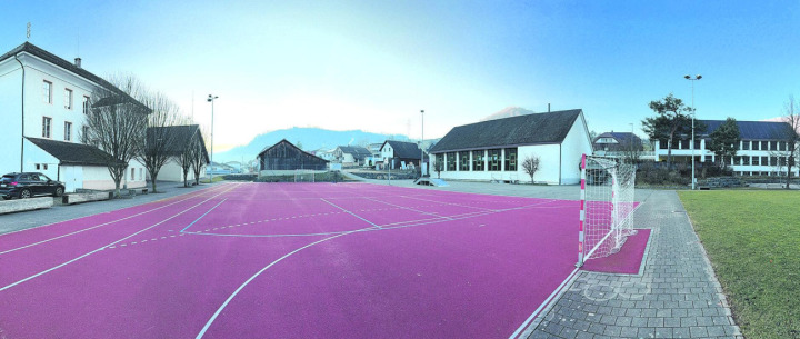 Werden auf Raum und Nieren geprüft: Gemeindehaus (von links), Turnhalle und Schulhaus. Nicht im Bild der Kindergarten. Foto: Simone Rufli