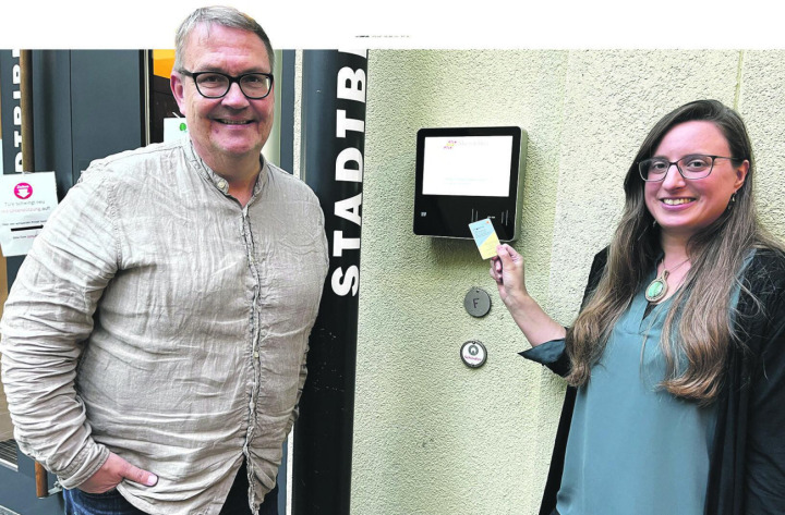 Mit der Karte geht es rein: Matthias Strähl und Isabelle Cladé zeigen den Zutritt zur «Open Library». Foto: Valentin Zumsteg