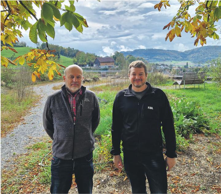 Lukas Pfiffner (links) und Thomas Amsler nahmen die Redaktorin mit auf das Flachdach des FiBL-Campus. Dort fühlen sich nicht nur die Menschen wohl. Fotos: Bernadette Zaniolo