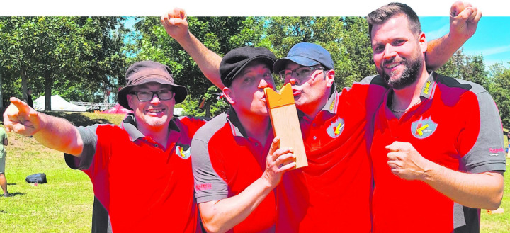 Thomas Galbier (von links), Matthias Kunath, Romeo Erhard, und Sylvain Desserich im Freudentaumel. Foto: zVg