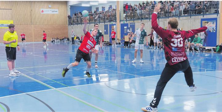 Weder die zahlreichen Zuschauer noch die 15 Tore von David Zwahlen konnten die Niederlage verhindern. Foto: zVg