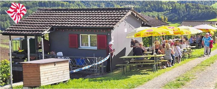 Das Räbhüsli Fäscht zog zahlreiche Besucherinnen und Besucher in die Rebberge über Kaisten.