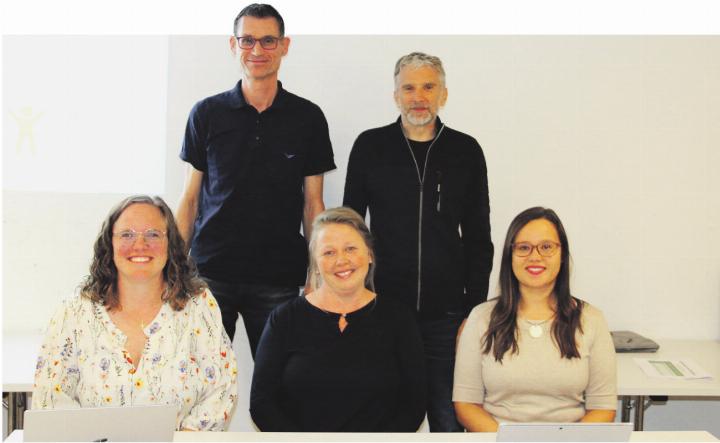 Leiterin von Tagesstrukturen Daniela Leimgruber-Mathis, Gemeinderat Markus Mayer (Mumpf), Sandra Leubin, Präsidentin des Primarschulvorstands und Gemeinderätin (Schupfart), Gemeinderat Stephan Soder (Obermumpf) und Sina Sutherland, Schulleiterin PSVF. Foto: Hans Zemp