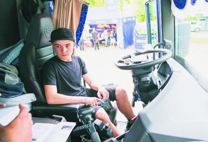 Alex träumt davon, Lastwagenchauffeur zu werden – am liebsten im Cockpit eines Scania. Foto: Edi Strub