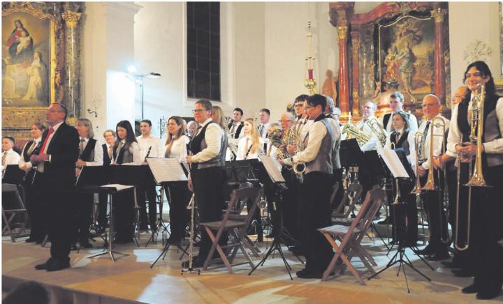 Man dankt für den warmen Applaus: Musikgesellschaft Zeiningen. Foto: zVg