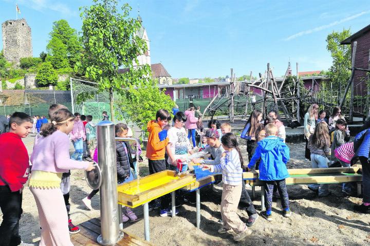 Der neue Spielplatz kommt gut an. Foto: Bernadette Zaniolo