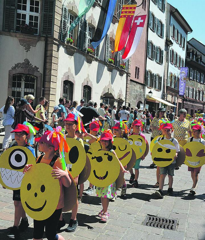 KUNTERBUNTES JUGENDFEST Nach einer vierjährigen Durststrecke durften die Kinder und Jugendlichen endlich wieder das traditionelle Jugendfest in Rheinfelden feiern. Es fand unter dem Motto «bunte Vielfalt» statt.