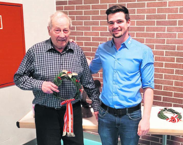 Yannick Christen überreicht Joseph Wächter das Ehrungsgeschenk für 75 Jahre Vereinsmitgliedschaft. Foto: zVg